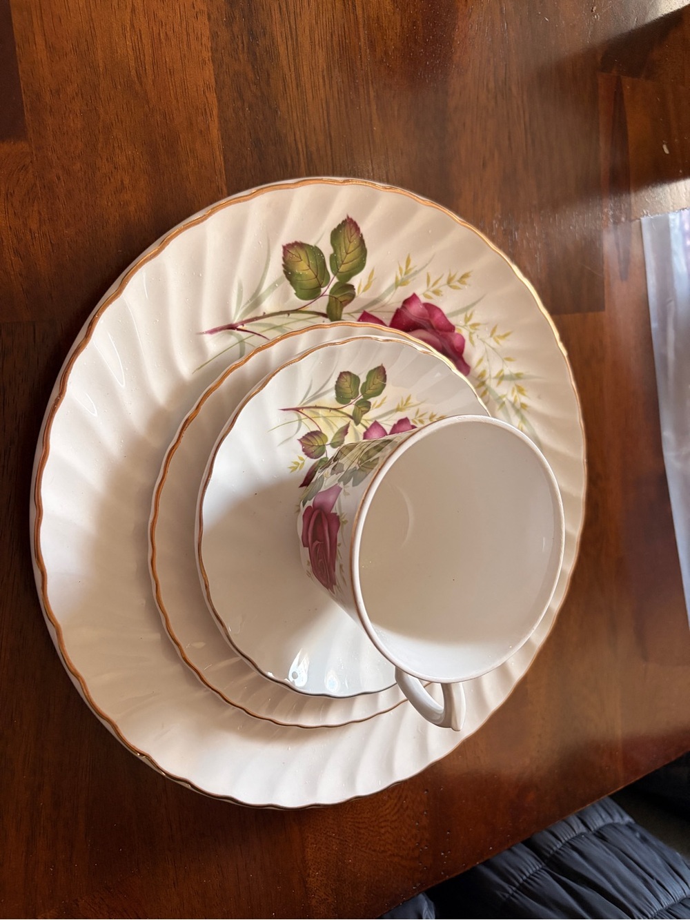 Classic Rose-Pattern Tea Cup and Plate Set in Pink and Green